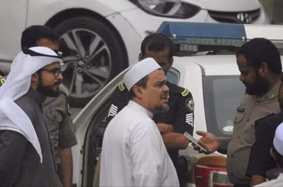   Habib Rizieq Minta Polisi Saudi Usut 'Intelijen Busuk' Pemasang Bendera Tauhid di Rumahnya
